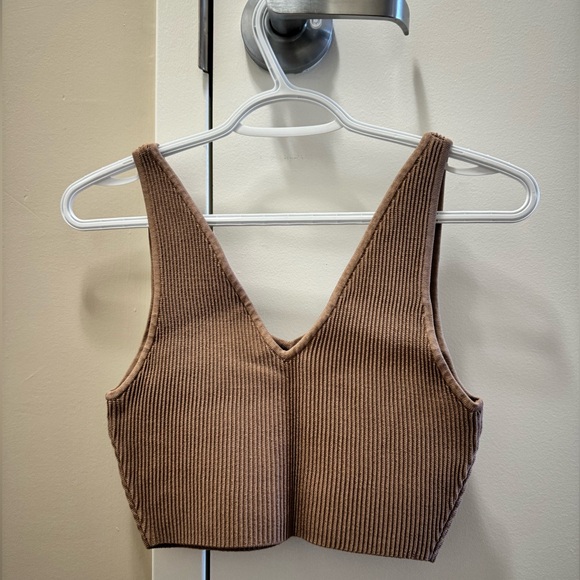 Babaton Sculpt Knit V-Neck Cropped Tank - Picture 2 of 2